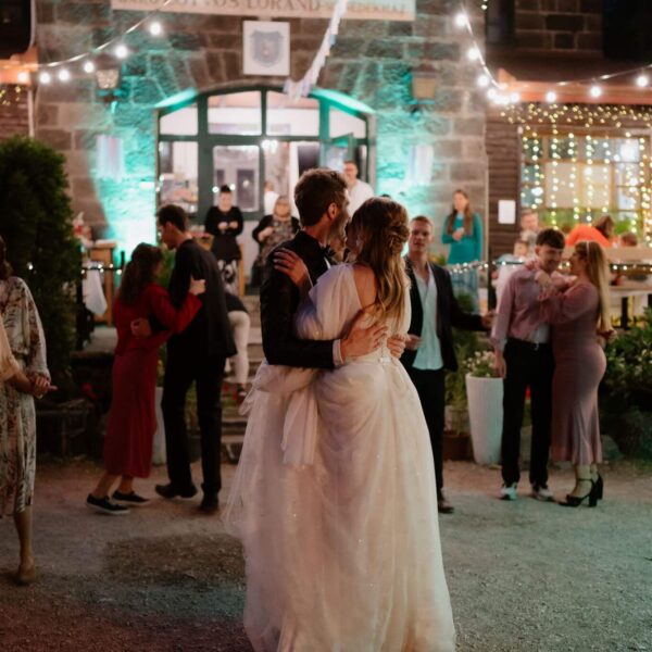 Báró Eötvös Lóránd Menedékház Esküvő - DEMENY FényDekoráció